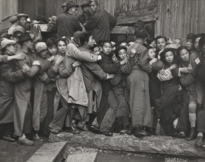 Review of a work by Henri Cartier-Bresson in "Shanghai China", December 1948
