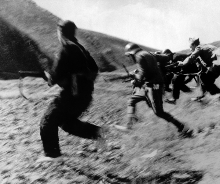 Gallery of World War II photos by Robert Capa-Hungary