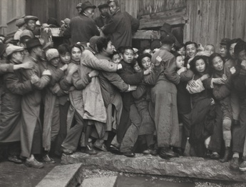 Review of a work by Henri Cartier-Bresson in "Shanghai China", December 1948