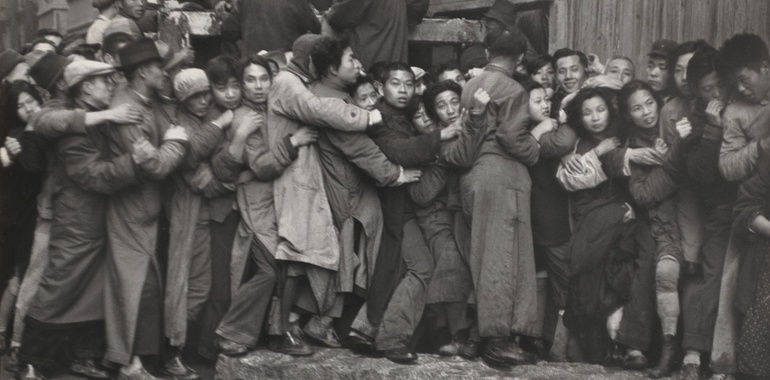 Review of a work by Henri Cartier-Bresson in "Shanghai China", December 1948