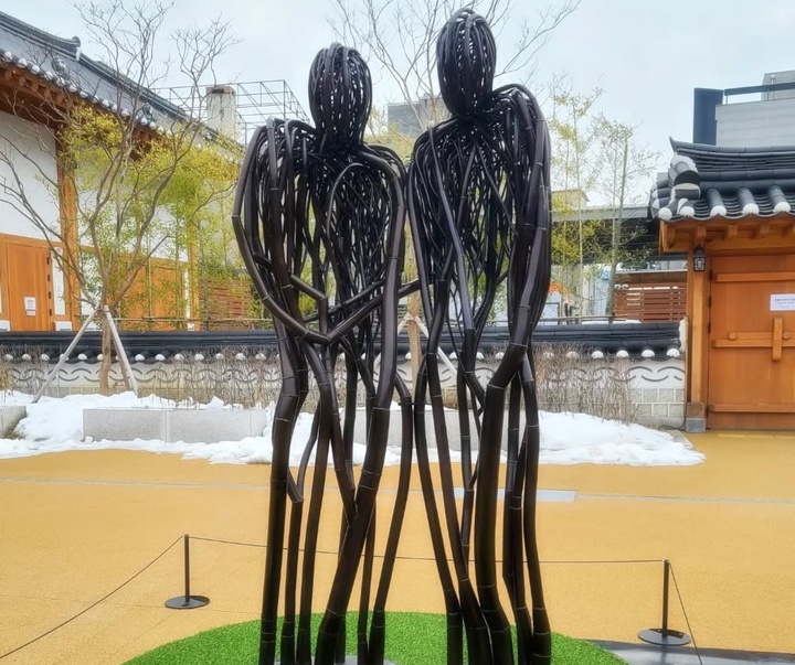 Gallery of Sculpture by Ahnjaehong - South Korea