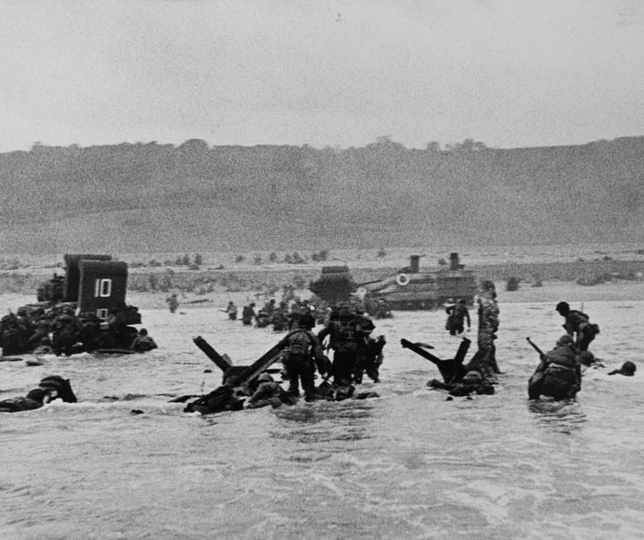 Gallery of World War II photos by Robert Capa-Hungary