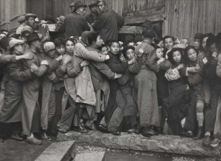 Review of a work by Henri Cartier-Bresson in "Shanghai China", December 1948