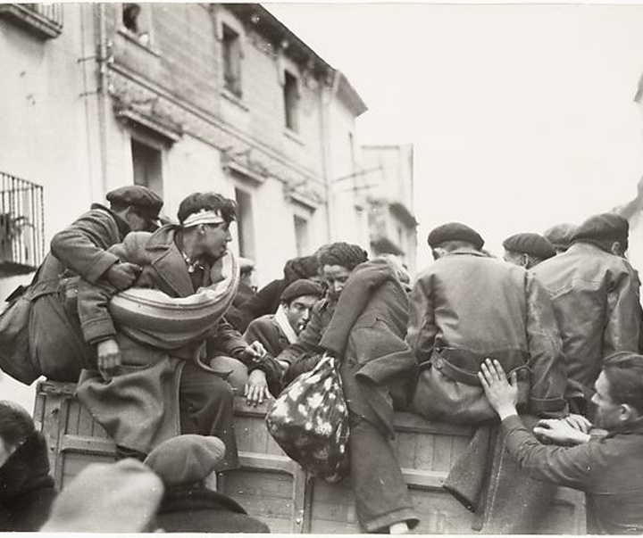 Gallery of World War II photos by Robert Capa-Hungary