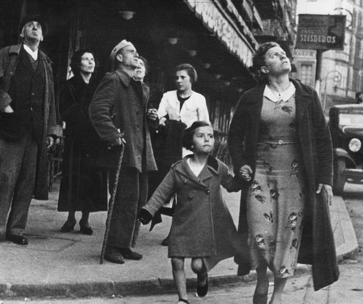 Gallery of World War II photos by Robert Capa-Hungary