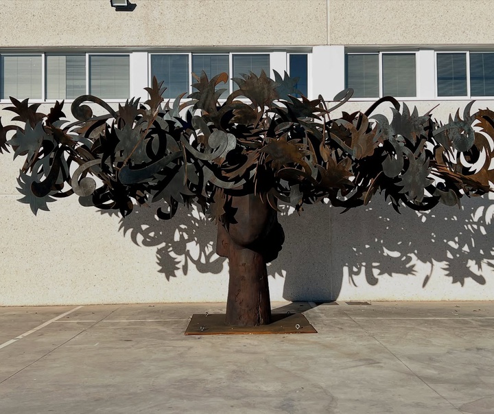 sulpture by manolo valdes spain