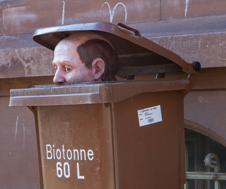 Gallery of Sculpture & Modern art by Isaac Cordal-Spain