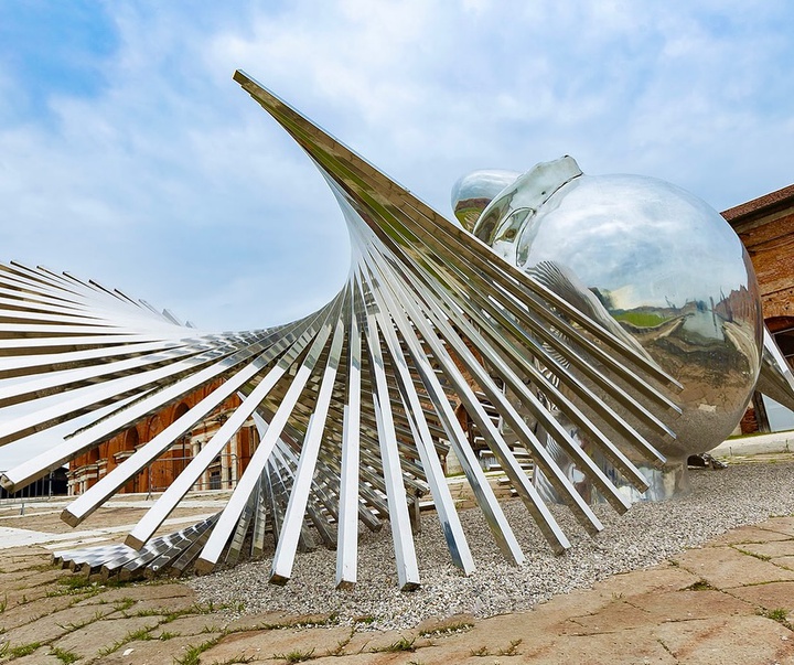 sulpture by manolo valdes spain