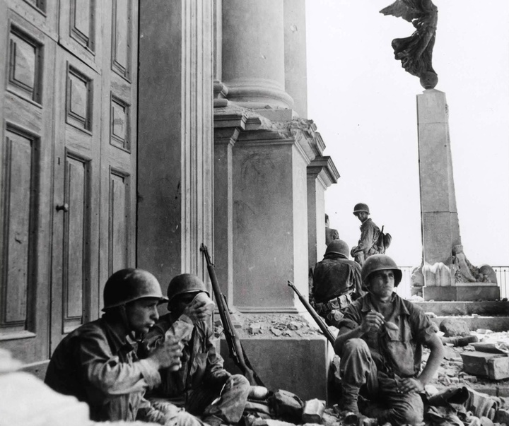 Gallery of World War II photos by Robert Capa-Hungary