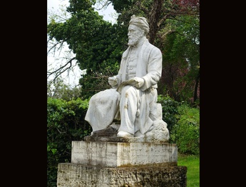 مجسمه حکیم ابوالقاسم فردوسی در شهر رُم ایتالیا