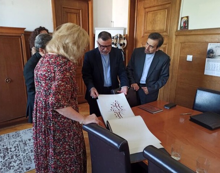"کلک دوستی"، به نشانه صلح و دوستی، به کتابخانه ملی بلغارستان اهداء شد