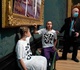 فعالان محیط زیست خود را به تابلوی نقاشی‌ای در گالری لندن چسباندند