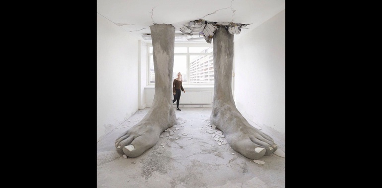 "ایگو ارکتوس" مجسمه ای غول پیکر از پاهای انسان