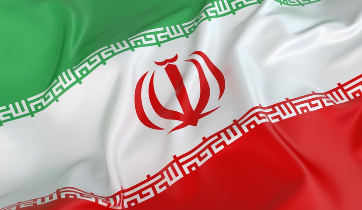 پرچم ایران بالاست