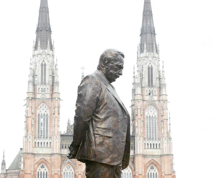 گالری مجسمه‌های کارلوس بناویدز از آرژانتین