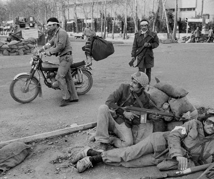 گالری عکس های مستند عباس عطار از ایران  (بخش اول، انقلاب ۱۳۵۷)