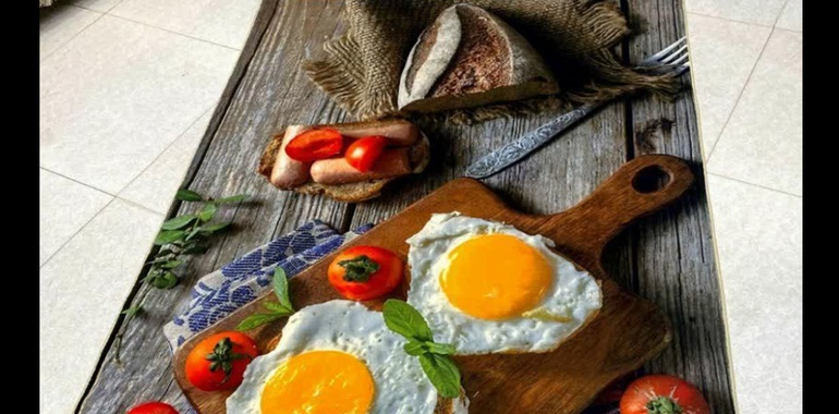 برکت؛ زیرِ پا. نقدی بر فرش هایی با تصویرِ غذا