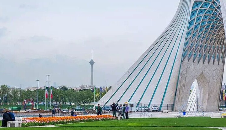 رونمایی از سازه حجمی با بیش از ۱۲ هزار قطعه آینه