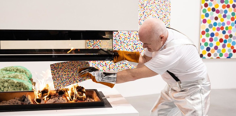 دیمن هرست نقاشی‌های خود را می‌سوزاند