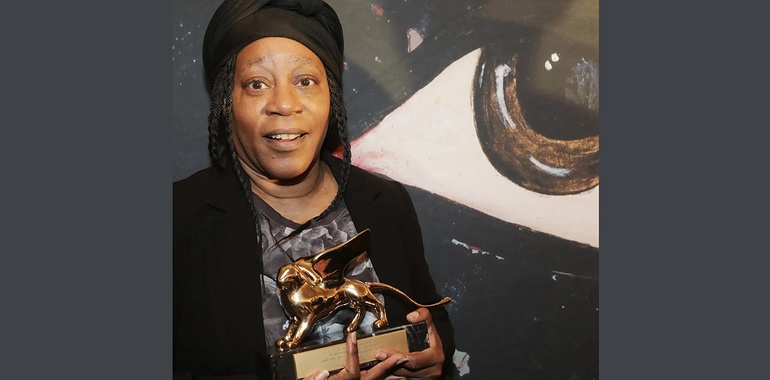 شیر طلای بینال ونیز در دستان زن هنرمند سیاه‌پوست