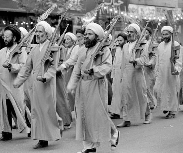 گالری عکس های مستند عباس عطار از ایران  (بخش اول، انقلاب ۱۳۵۷)