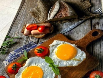 برکت؛ زیرِ پا. نقدی بر فرش هایی با تصویرِ غذا
