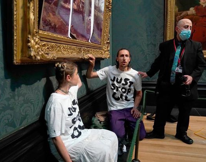 فعالان محیط زیست خود را به تابلوی نقاشی‌ای در گالری لندن چسباندند